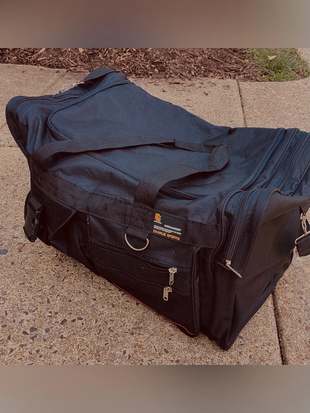 Charlie Sports black duffel bag. 2 big side pockets + 3 in front